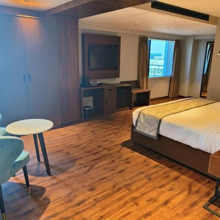 Ramee International Surat Hotel ภายนอก รูปภาพ