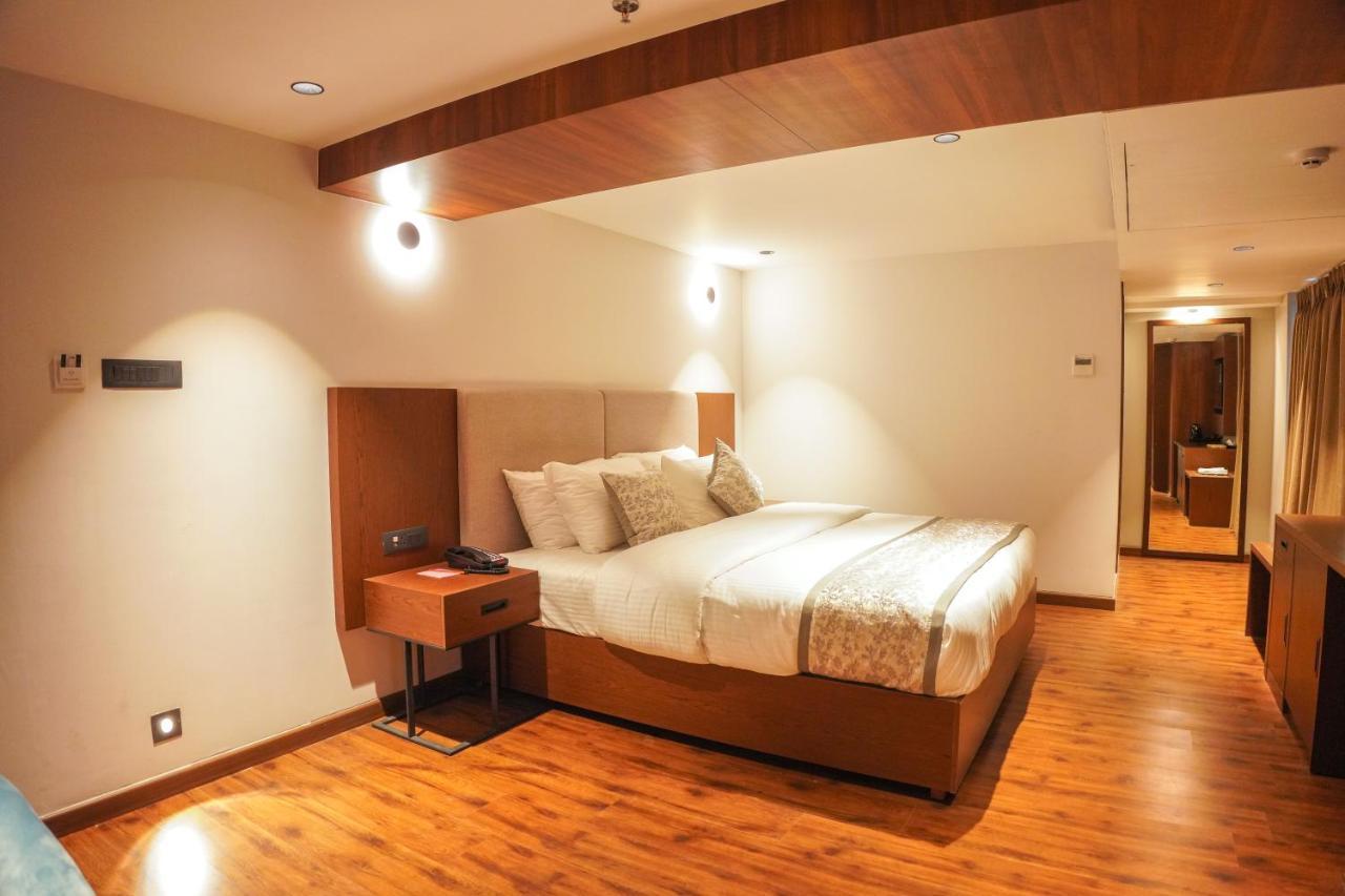 Ramee International Surat Hotel ภายนอก รูปภาพ